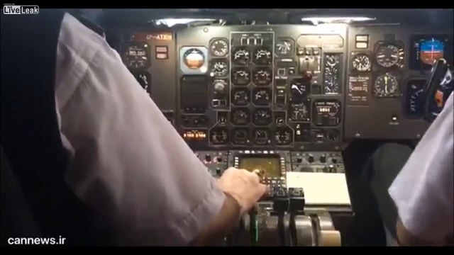 Eclatement d'un oiseau sur un avion en plein atterrissage !