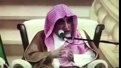 هذا الشيخ الطيب اثناء محاضرة دينية ذكر قصة لأحد العلماء وبكى  كطفل صغير من شدة التأثر