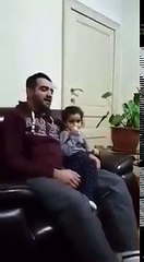 طفلة عمرها 5سنوات تحفظ القرآن وتصحح لوالدها الكبير قرائته الخاطئة للقرآن سبحان الله