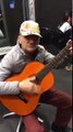 Ce guitariste de rue est juste magique... Quel talent