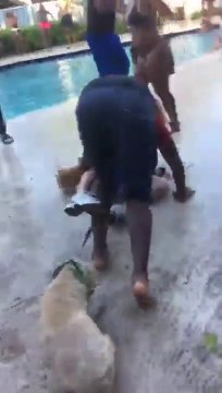 Cette femme vient demander à ses voisins de faire moins de bruit mais ils sont bien décidés à faire la fête quand même... Des fous