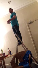 Quand ton pote est bien décidé à t'aider à bricoler... Ou pas