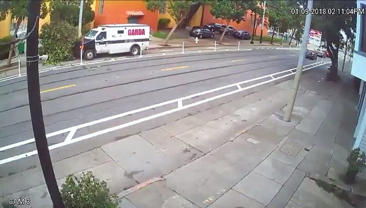 En camion, ces convoyeurs de fonds abattent un arbre !