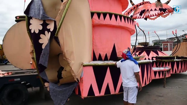 Retirada de carro alegórico do Sambão do Povo