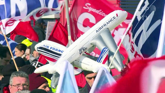 Greve faz Air France cancelar metade dos voos