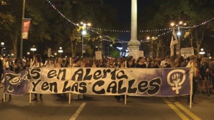 下载视频: Cientos de mujeres marchan en Montevideo por dos nuevos casos de feminicidio