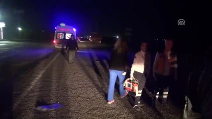 Otomobil Yol Kenarındaki Tıra Çarptı: 3 Ölü, 2 Yaralı