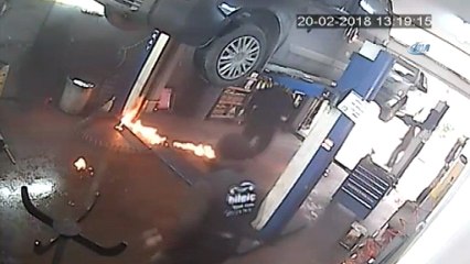 Oto tamircinin yanmaktan son anda kurtulduğu anlar kamerada