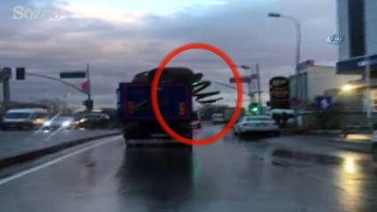 Kamyon kasasında bulunan kilolarca plastik boru yola düştü bir kişi son anda kurtuldu