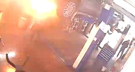 Oto Tamircisinin Alevler Arasında Kaldığı Anlar Kameraya Yansıdı