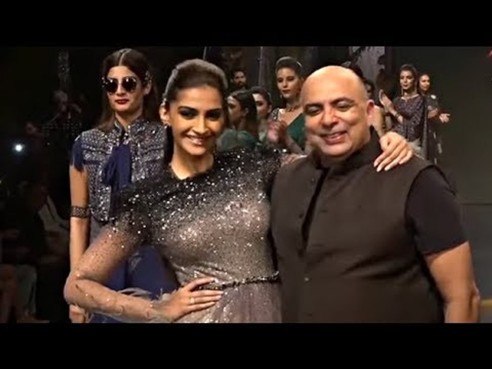 Sonam Kapoor Show Stopper Looking Gorgeous Blenders Pride Fashion Tour