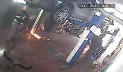 Oto tamircisinin yanmaktan son anda kurtulduğu anlar kamerada