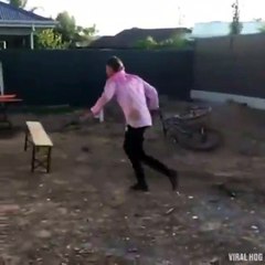 Pulando de cabeça sobre o banco!