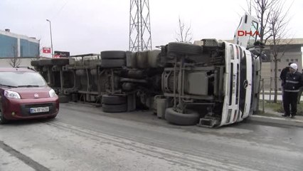 Hurda Metal Yüklü Tır Virajı Döndüğü Sırada Devrildi