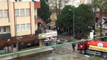 Manavgat’ta 3 katlı apartmanın çatısı alev alev yandı