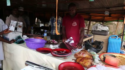 Télécharger la video: Nijerya usulü çöp şiş 'Suya' - ABUJA