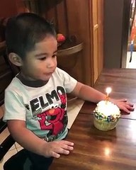 Un petit garçon n'aime pas la chanson de son anniversaire