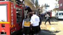 Gaziantep'te korkutan yangın... Evde mahsur kalan kadını vatandaşlar ve itfaiye ekipleri kurtardı