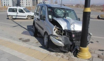 Sivas'ta iki hafif ticari araç çarpıştı: 6 yaralı