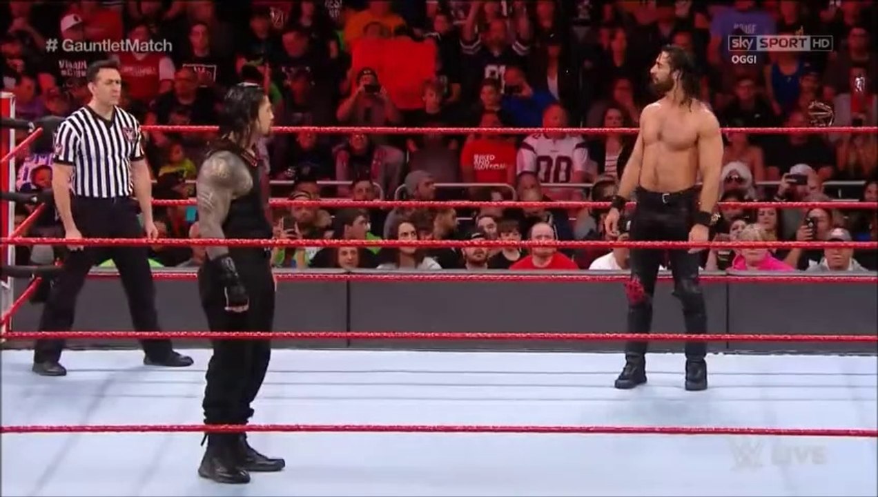 (ITA) Seth Rollins batte Roman Reigns e John Cena in un Gauntlet Match (WWE RAW 20/02/2018)