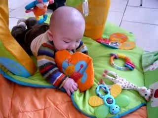 Ange sur le tapis d'eveil de tonton JC