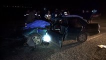 Otomobil TIR'a çarptı: 3 ölü, 2 yaralı