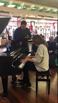 Ils reprennent Hallelujah en piano-voix à l'aéroport de Toulouse