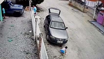 Ce conducteur écrase son neveu qu'il n'a pas vu et l'enfant n'a pas une égratignure... Miracle