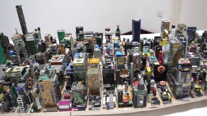 Il recrée Manhattan avec des pièces électroniques et c'est MAGNIFIQUE