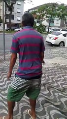 Ce gars est pris en chasse par un pigeon en colère... Ahaha