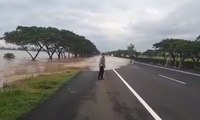 Tol Pejagan KM 238 dan Jalur Kereta Terendam Banjir