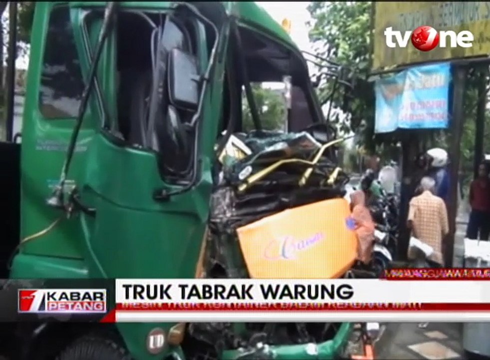 Lupa Diganjal, Truk Tabrak Warung