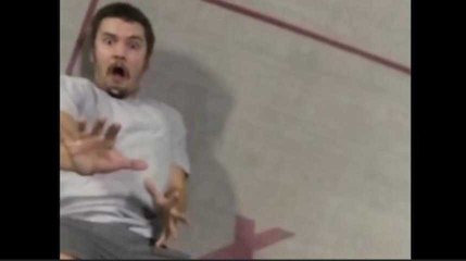 Il a aussitôt regretté d'avoir lâché son téléphone en sautant sur un trampoline, voici pourquoi