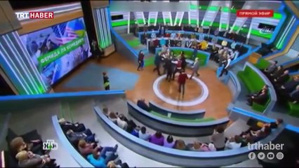 Rusya'da canlı yayında yumruklar havada uçuştu
