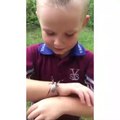 Ce gamin s'amuse avec sa grosse araignée venimeuse... Pas peur!
