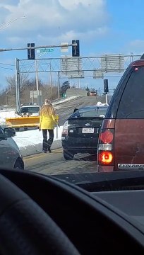 Elle sort de sa voiture pour engueuler un autre conducteur et va vite le regretter