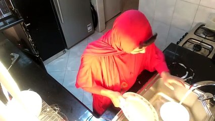 ده اللى هيحصلك لو خبط على حد فى الحمام | HEKAL TWINS