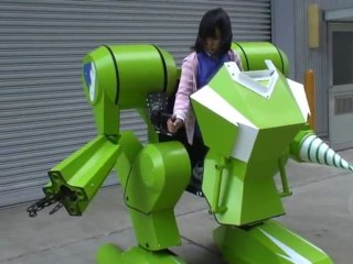 Un mecha pilotado por niños, así se divierten en Japón