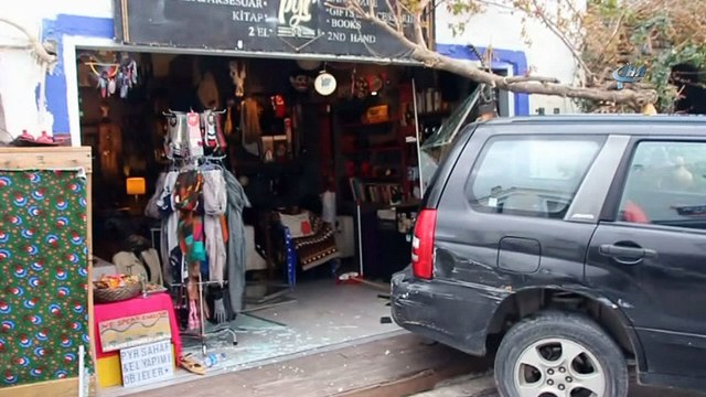 Fren yerine gaza bastı, lüks cipiyle dükkana girdi