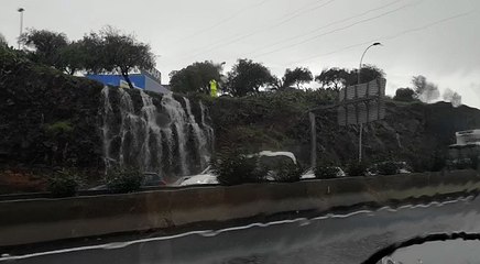 Una auténtica cascada en la TF-5 por las lluvias