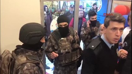 Sakarya 'Kahrolsun Amerikan Emperyalizmi' Sloganı Atarak, Dil Kursu Çalışanlarını Rehin Aldı