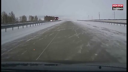 Russie : une déneigeuse fait n'importe quoi sur l'autoroute (vidéo)