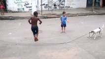 Increible: perro jugando a la comba con unos niños