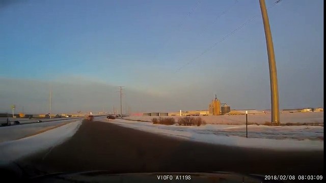 Dérapage incontrôlé d'une voiture face à un camion sur l'autoroute verglacée !