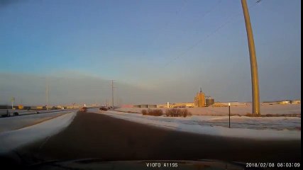 Dérapage incontrôlé d'une voiture face à un camion sur l'autoroute verglacée !