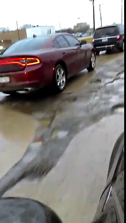 Défoncée par les inondations cette route est un champ de bataille !