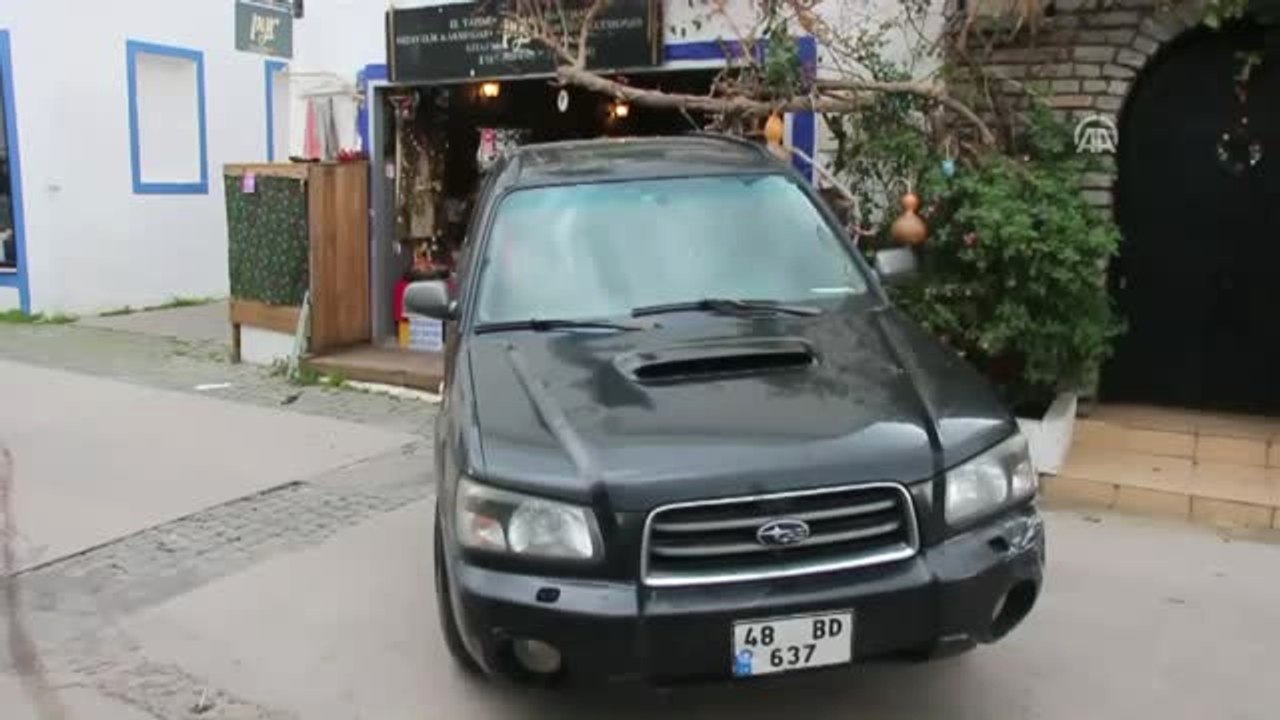Muğla'da Cip İş Yerine Girdi