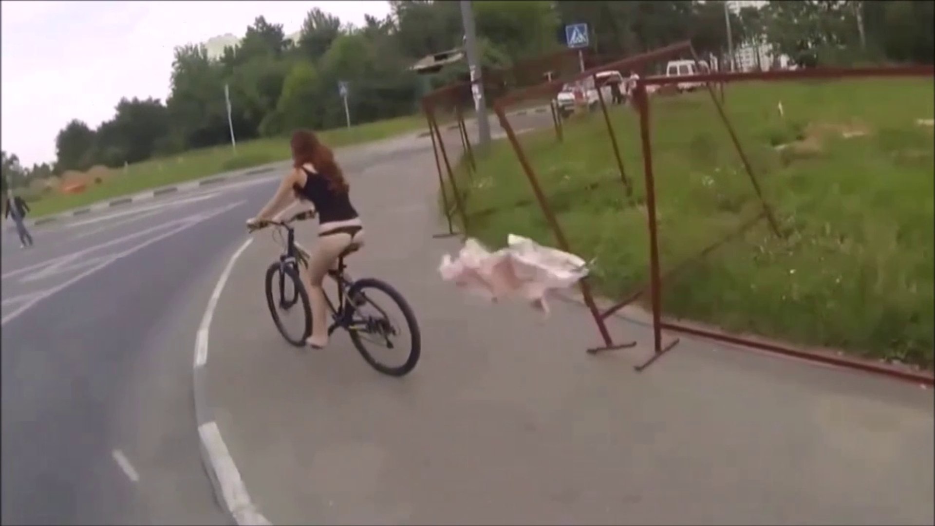 Cette fille va avoir un petit problème de jupe en vélo... Oups - Vidéo  Dailymotion