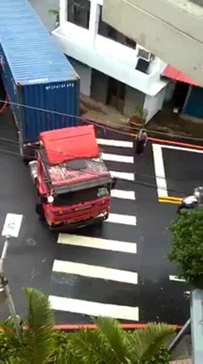 Bravo à ce conducteur de camion qui va faire un créneaux incroyable et millimétré