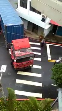 Bravo à ce conducteur de camion qui va faire un créneaux incroyable et millimétré